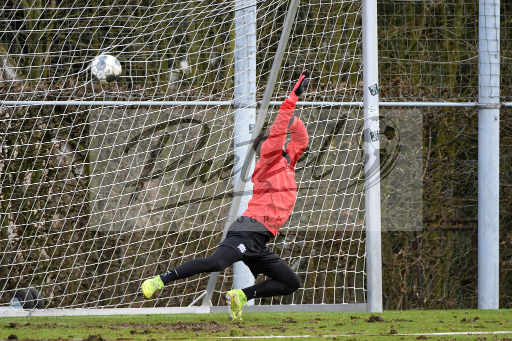 20200221_TRAOSN_0018 | Fussball, Herren: Torhueter Nils Koerber (VfL Osnabrueck) in Aktion waehrend der Trainingseinheit des VfL Osnabrueck im Sportpark Illoshoehe am 21.02.2020 in Osnabrueck, Deutschland. - Realisiert mit Pictrs.com