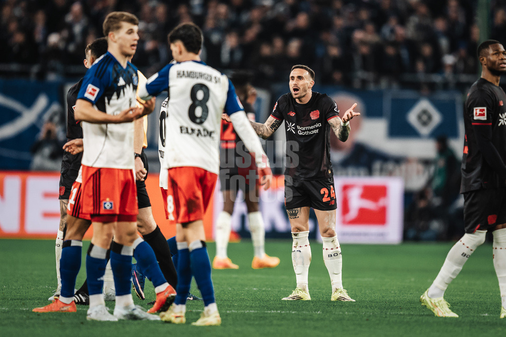 Fußball | Männer | Saison 2025/2026 | 1. Fußball-Bundesliga | 17. Spieltag | Hamburger SV vs. Bayer 04 Leverkusen | 04.03.2026 | Aleix Garcia (#24, Bayer 04 Leverkusen) beschwert sich