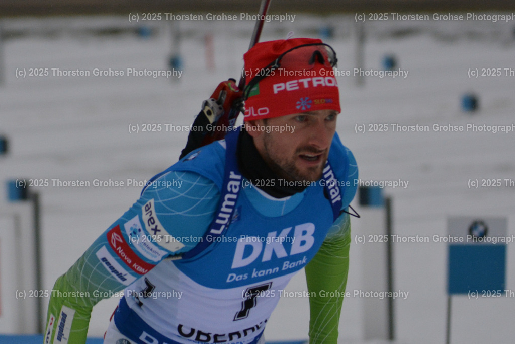 IBU WC Biathlon Oberhof 2018 | FAK Jakov (SLO) verlaesst den Schiessstand; IBU WC Biathlon Oberhof 2018, 12,5 km Verfolgung der Männer am 06.01.2018 in der DKB Ski Arena in Oberhof, (Deutschland) - Realisiert mit Pictrs.com