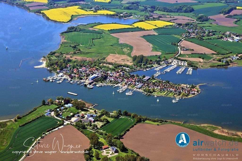 Luftbild Stadt Arnis - In den folgenden Jahrhunderten entwickelte sich Arnis zu einer bedeutenden Fischer- und Schiffersiedlung | n den folgenden Jahrhunderten entwickelte sich Arnis zu einer bedeutenden Fischer- und Schiffersiedlung, die von 1750 bis 1864 ihre Blütezeit erlebte. Zu diesem Zeitpunkt verfügte der Ort über 88 Schiffe und eine Bevölkerung von 1.045 Menschen. Die Schifffahrt war die wirtschaftliche Grundlage, und es entstanden Werften, die Handelsschiffe bauten und instand hielten. Die Lage an der Schlei ermöglichte den Handel mit Skandinavien, und Arnis war ein wichtiger Handelsplatz.