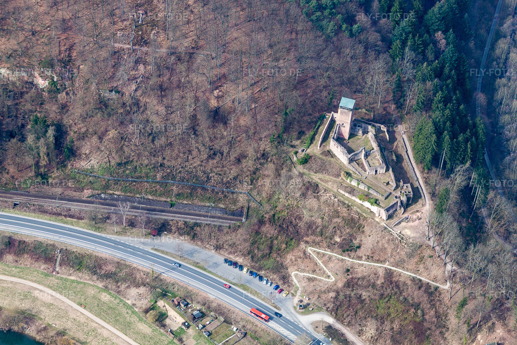 Luftbild: Ruine und Mauerreste der ehemaligen Burganlage und Feste Hinterburg in Neckarsteinach im Bundesland Hessen in Deutschland. – Foto: IMG_37973.jpg vom 12.03.2011 durch Werner Riehm/FLY-FOTO.de – Auflösung des Originals: 4752 x 3168 px