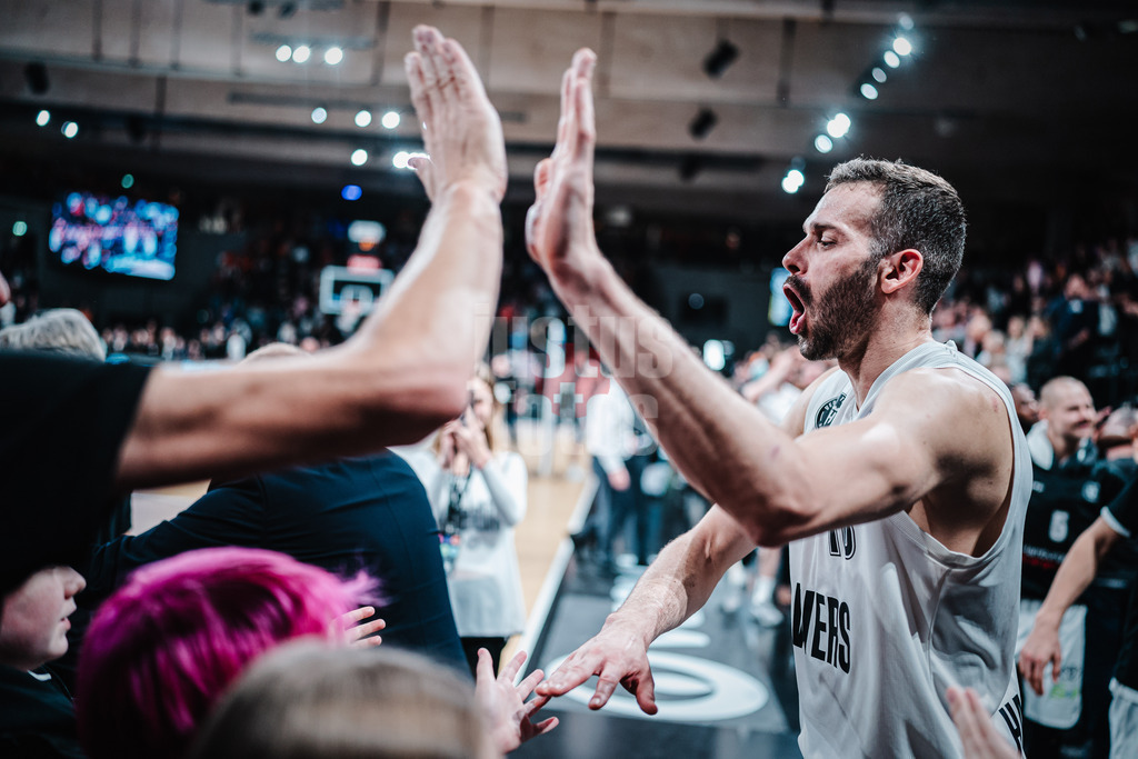 Basketball | Männer | Saison 2023/2024 | easyCredit Basketball Bundesliga | Veolia Towers Hamburg vs. RASTA Vechta | 03.11.2023 | Jonas 'WoBo' Wohlfarth-Bottermann (#18, Hamburg Towers) klatscht mit den Fans ab
