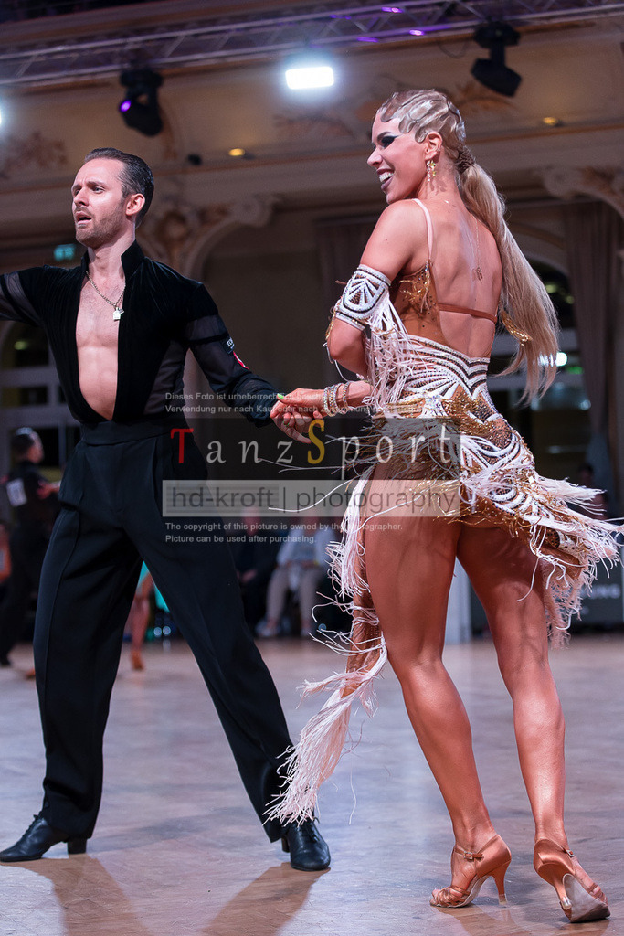 20240706_WDSF_WO_Latin_12251 | Tanzsportbilder, Standardtanz, Lateintanz, WDSF, DTV, LTVB, dancecomp, goc, hessen tanzt, blaues band der spree, walzer, tango, wiener walzer, slowfox, quickstepp, samba, rumba, cha-cha-cha, paso doble. jive, hd-kroft photography, turniertanzsport