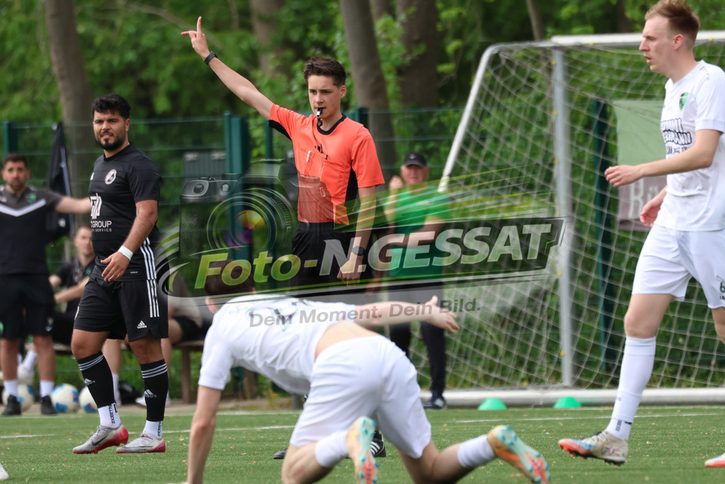 SC Bünde - SV Oetinghausen | Auf dem Bild zu sehen: Schiedsrichter: Emil MenkhausSC Bünde, SV Oetinghausen, Saison 25/26, Bezirksliga, Hunnebrock, Deutschland - Realisiert mit Pictrs.com