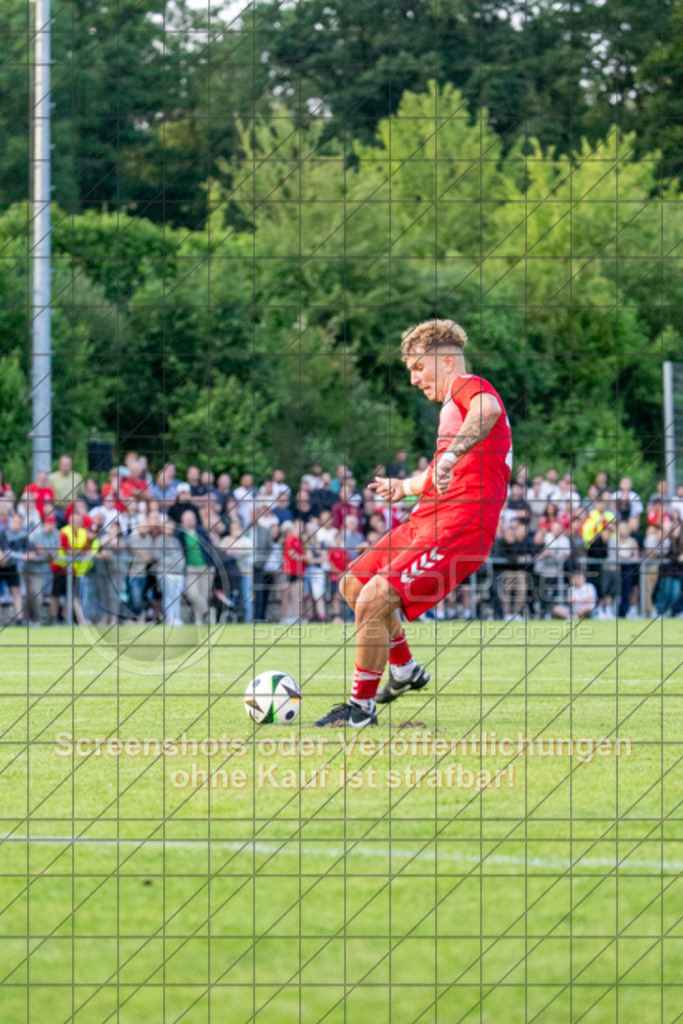 20250616_211106_1099 | #,  TV Eybach (weiß) vs. 1.FC Donzdorf II (rot), Fussball, Entscheidungsspiel 3 in Kreisliga A3 - Bezirk Neckar/Fils, Saison 2024/2025, Rasensportplatz, Staufenecker Str. 41, 73084 Salach, 16.06.2025 - 18:30 Uhr,Foto: PhotoPeet-Sportfotografie/Peter Harich