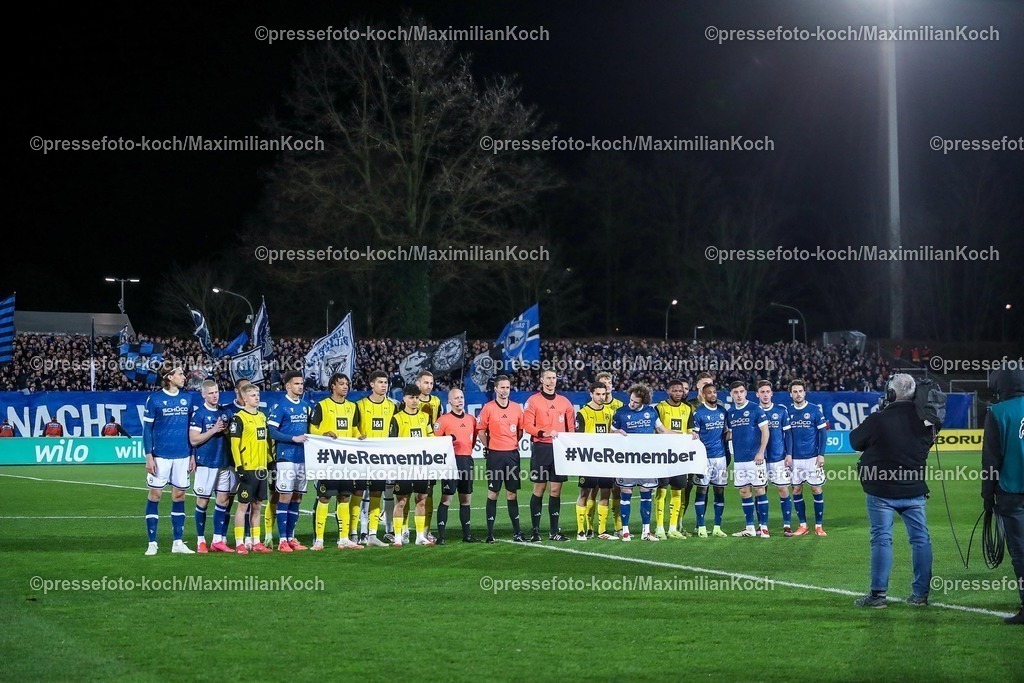 BVBII26012502057 | 26.01.2025, Fußball, 3.Liga, Borussia Dortmund II - Arminia Bielefeld, Stadion Rote Erde, Saison 2024 2025: DFB Erinnerungstag: Nie wieder ist jetzt! Die Mannschaften stehen vor dem Spiel zusammen mit Plakaten Schriftzug We RememberDFB regulations prohibit any use of photographs as image sequences and or quasi-video.