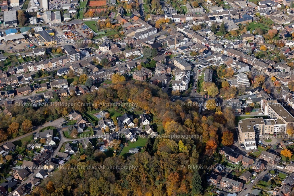 Luftbilder Weisweiler-7206 | Luftbildfotografie Ortsansicht der Straßen und Häuser der Wohngebiete in Weisweiler im Bundesland Nordrhein-Westfalen, Deutsch - Realisiert mit Pictrs.com