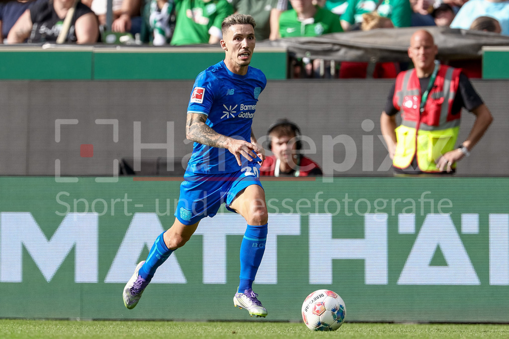Fussball, Bundesliga, SV Werder Bremen - Bayer 04 Leverkusen | Alejandro Grimaldo (Bayer 04 Leverkusen, 20) am Ball, Freisteller, Einzelbild, Ganzkörper, Aktion, Action, Spielszene, DIE DFL-RICHTLINIEN UNTERSAGEN JEGLICHE NUTZUNG VON FOTOS ALS SEQUENZBILDER UND/ODER VIDEOÄHNLICHE FOTOSTRECKEN. DFL REGULATIONS PROHIBIT ANY USE OF PHOTOGRAPHS AS IMAGE SEQUENCES AND/OR QUASI-VIDEO.