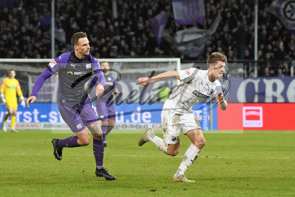 20200129_OSNSVS_0061JPG | Fußball, Herren: Maurice Trapp (VfL Osnabrück) und Kevin Behrens (SV Sandhausen) schauen beim Spiel der 2. Bundesliga zwischen VfL Osnabrück vs. SV Sandhausen am 29.01.2020 im Stadion an der Bremer Brücke in Osnabrück, Deutschland.(Foto von Nico Paetzel) - Realisiert mit Pictrs.com