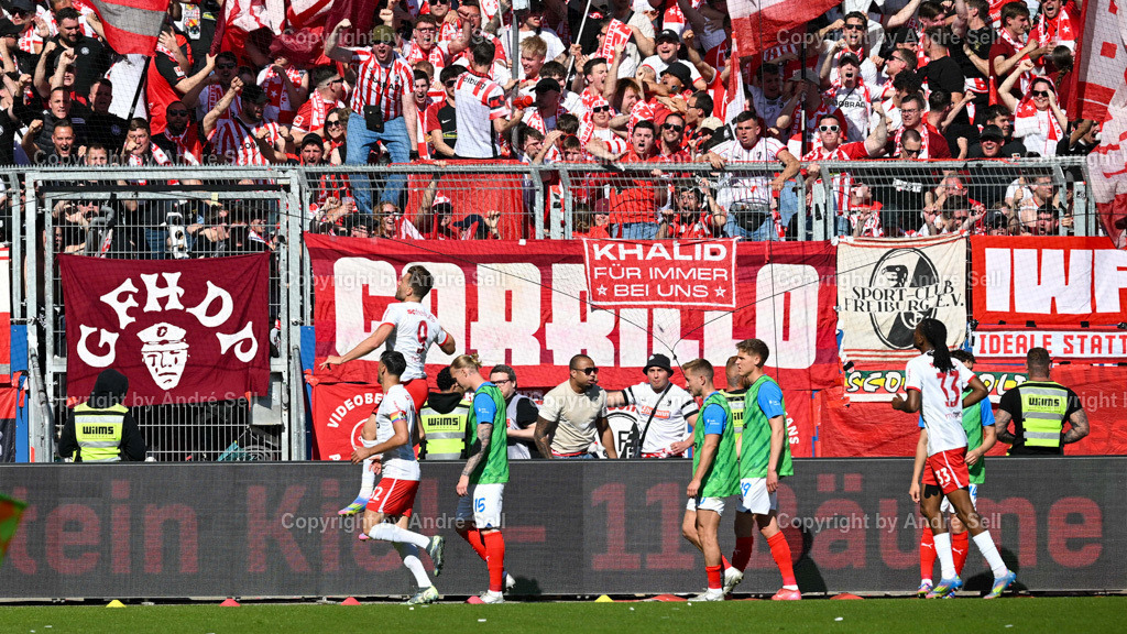 Holstein Kiel vs SC Freiburg | Freiburg bejubelt das 1-2 durch Lucas Höler (Freiburg #9) / Fußball-Bundesliga Männer 2024/2025 / 33. Spieltag / Holstein Kiel vs SC Freiburg / Holstein-Stadion / Kiel / 10.05.25 - Realisiert mit Pictrs.com