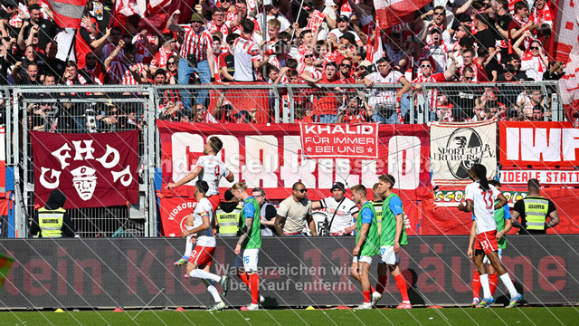 Holstein Kiel vs SC Freiburg | Freiburg bejubelt das 1-2 durch Lucas Höler (Freiburg #9) / Fußball-Bundesliga Männer 2024/2025 / 33. Spieltag / Holstein Kiel vs SC Freiburg / Holstein-Stadion / Kiel / 10.05.25 - Realisiert mit Pictrs.com