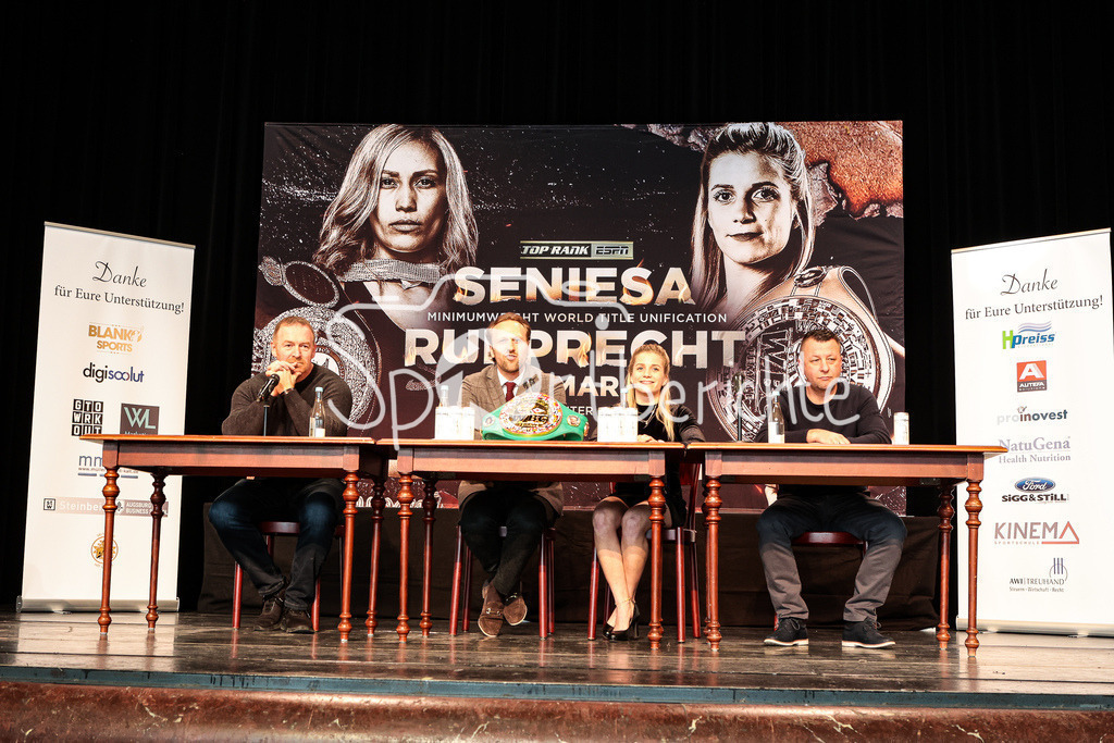 Seniesa Estrada - Tina Rupprecht/ Pressekonferenz | Das Kurhaus in Goeggingen ist Gastgeber fuer die offizielle Pressekonferenz von Tina Rupprecht / v. l. Sepp MAURER, Benedikt POELCHAU, Tina RUPPRECHT und Alexander HAAN