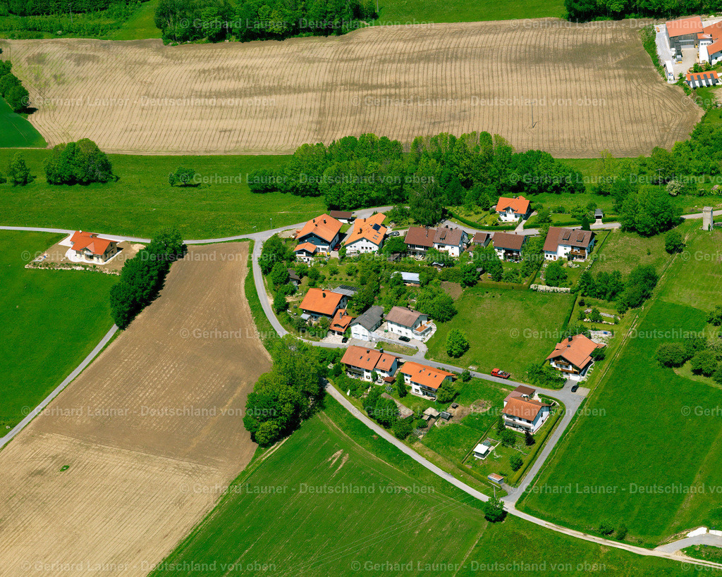 2724187 | HEINDLSCHLAG 19.05.2007 Landwirtschaftliche Nutzflächen und Feldgrenzen  umsäumen das Siedlungsgebiet des Dorfes in Heindlschlag im Bundesland Bayern, Deutschland // Agricultural land and field boundaries surround the settlement area of the village  in Heindlschlag in the state Bavaria, Germany Foto: Gerhard Launer