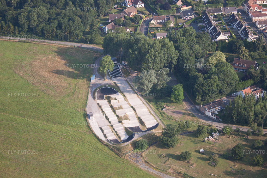 Vue aérienne: Aérodrome de Saint-Omer à Longuenesse dans le département Pas de Calais, France. Photo: IMG_58925.jpg prise le 22/07/2013 par Werner Riehm/FLY-FOTO.euRésolution de l'original: 4752 x 3168 px