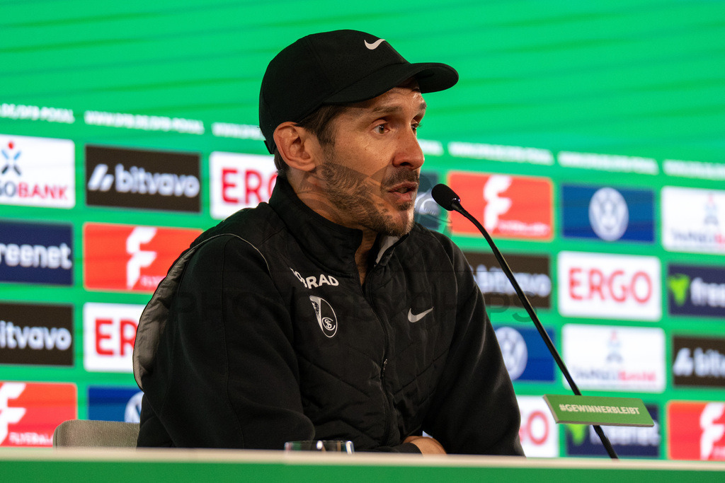 VfB Stuttgart vs. SC Freiburg, Fussball, DFB-Pokal, Halbfinale, 23.04.2026 | Julian Schuster (Trainer SC Freiburg) bei der Pressekonferenz nach der Niederlage,VfB Stuttgart vs. SC Freiburg, Fussball, DFB-Pokal, Halbfinale, 23.04.2026DFB regulations prohibit any use of photographs as image sequences and/or quasi-video