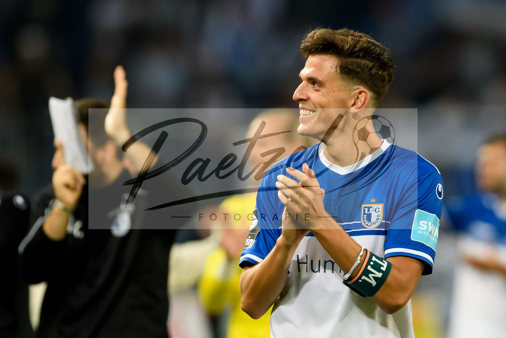 FCMFCK20210904_252 | Fussball, Herren: Tobias Mueller (1. FC Magdeburg) gestikuliert beim Spiel der 3. Liga zwischen 1. FC Magdeburg und 1. FC Kaiserslautern in der MDCC-Arena am 04.09.2021 in Magdeburg, Deutschland.DFB / DFL REGULATIONS PROHIBIT ANY USE OF PHOTOGRAPHS AS IMAGE SEQUENCES AND/OR QUASI-VIDEO. - Realisiert mit Pictrs.com