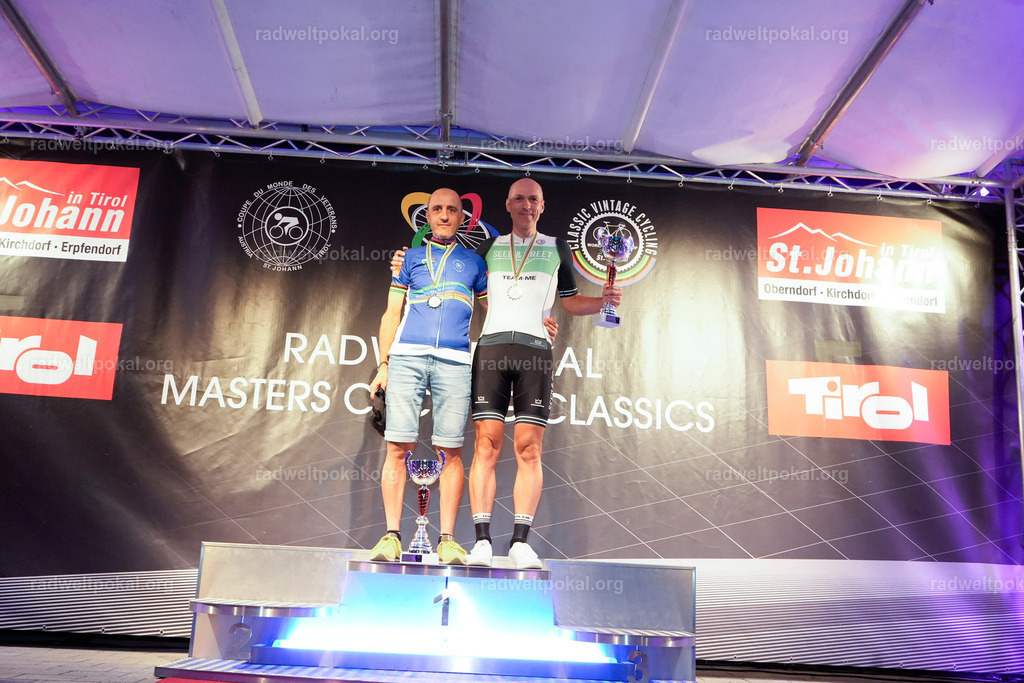 1329_20230817_Bewerb_Maenner_Muehlanger | AUT - OESTERREICH, 2023-08-16: SPORT RENNRAD-FAHREN - 55. INTERNATIONALER RADWELTPOKAL IN ST. JOHANN IN TIROL  - Vintage-Radrennen mit WM-Bronze-Medaillen-Siegerin Christina Schweinberger, den Teilnehmer und Alexander Baumann (vom Orginastions-Team) - TAG 2 BEWERB MAENNER IN SECHS GRUPPEN  ; Foto: Roland Muehlanger