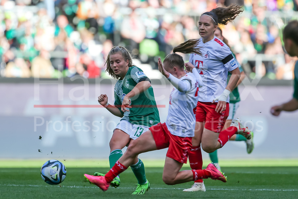 Fussball, Google Pixel Frauen-Bundesliga, SV Werder Bremen - 1. FC Köln | v.li.: Ricarda Walkling (SV Werder Bremen, 13) und Laura Donhauser (1. FC Köln, 25) im Zweikampf, Duell, Dynamik, Aktion, Action, Spielszene, DIE DFB-RICHTLINIEN UNTERSAGEN JEGLICHE NUTZUNG VON FOTOS ALS SEQUENZBILDER UND/ODER VIDEOÄHNLICHE FOTOSTRECKEN. DFB REGULATIONS PROHIBIT ANY USE OF PHOTOGRAPHS AS IMAGE SEQUENCES AND/OR QUASI-VIDEO.