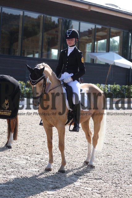 Bad Boll_2023_Prfg.Nr.04_Pony-Dressur_Kl.A_Siegerehrung_Prfg.Nr.04_ (4) | Alle Fotos der Reiterjournal Fotografin Doris Matthaes im Reiterjournal Online-Fotoshop. - Realizado com Pictrs.com