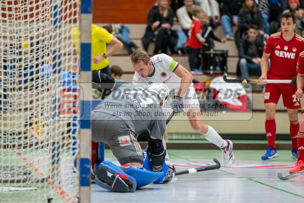 HK_20241214_100363 | 1. Bundesliga Halle Herren Crefelder HTC - Rot-Weiss Köln am 14.12.2024 Halle Glockenpitz, Krefeld , Jean Danneberg ( Torwart Rot-Weiss Köln #74 ) , Niklas Wellen ( Crefelder HTC 10 )