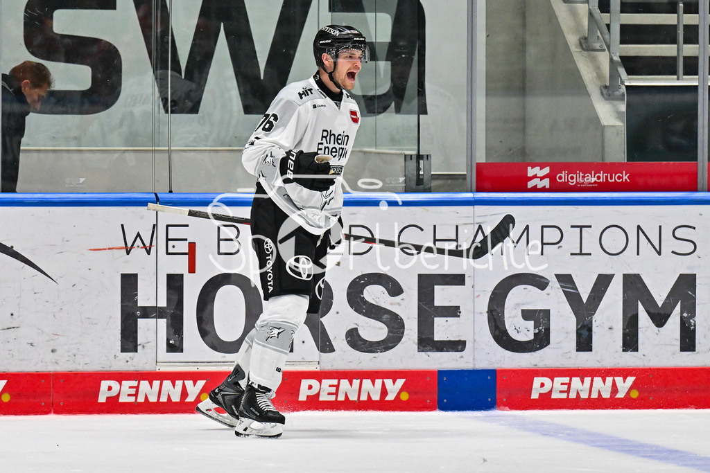 Augsburger Panther - Kölner Haie | Jubel der Haie nach dem Treffer zum 2-2 durch Nate SCHNARR (Kölner Haie 76) / Tor / Torschuetze / Freude / Happy / DEL: Augsburger Panther - Kölner Haie; Curt Frenzel Stadion am 26.09.2025