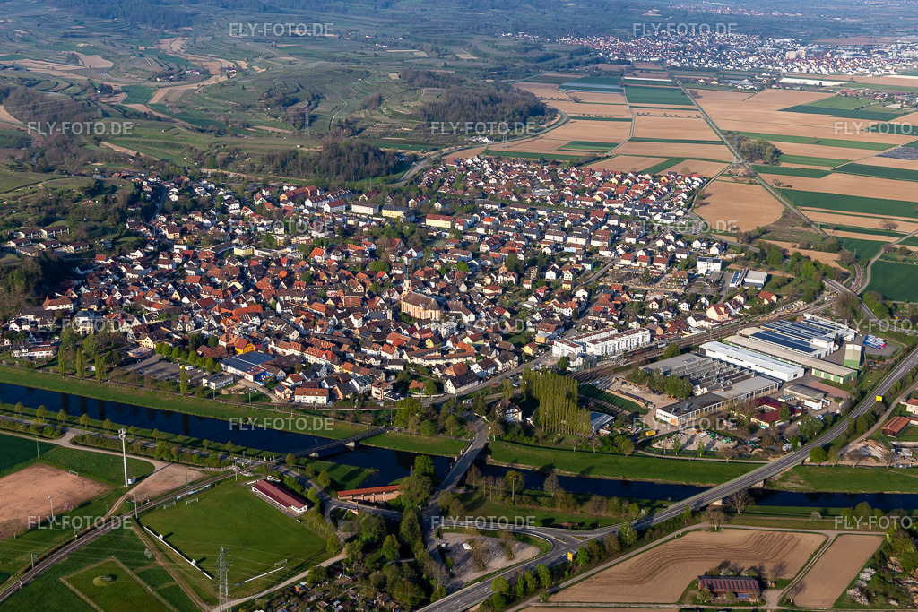 Ortsansicht der Straßen und Häuser der Wohngebiete | Luftbild: Ortsansicht der Straßen und Häuser der Wohngebiete in Riegel am Kaiserstuhl im Bundesland Baden-Württemberg in Deutschland. Foto: IMG_126669.jpg vom 25.04.2021 durch ©2025 Werner Riehm fly-foto.de/copyright - Realisiert mit Pictrs.com