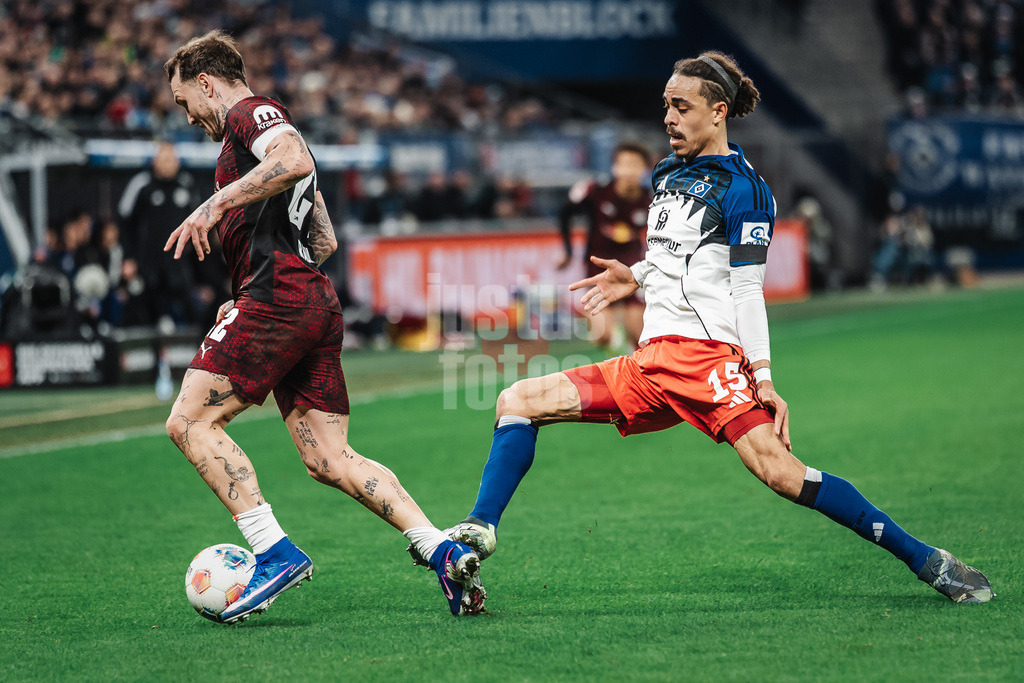 Fußball | Männer | Saison 2025/2026 | 1. Fußball-Bundesliga | 24. Spieltag | Hamburger SV vs. RB Leipzig | 01.03.2026 | rechts Yussuf Poulsen (#15, HSV) trifft links David Raum (#22, RB Leipzig) am Fuß, es folgt eine Behandlung
