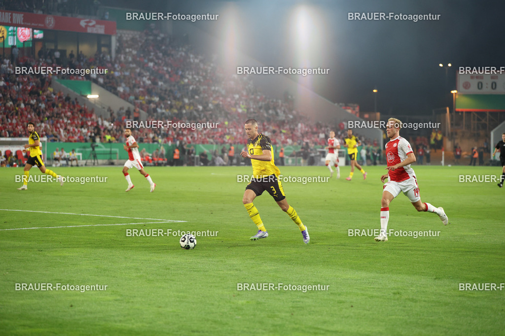 Rot-Weiss Essen - Borussia Dortmund | Essen, Deutschland, 18.08.2025Waldemar Anton (Borussia Dortmund) Einzelaktionwährend des DFB Pokal Spiels zwischen Rot-Weiss Essen- Borussia Dortmund im Stadion an der Hafenstraße am 18.08.2025 in Essen. (Foto von Timo Bluhmki-Schmidt/Brauer Fotoagentur