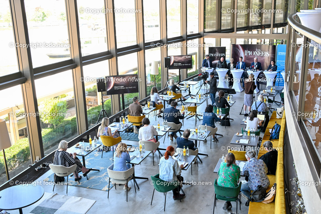 Pressekonferenz Brucknerhaus Linz - Klangwolke 2024_ Pioneer 52Hz_ 14.05.2024-9 | 14.05.2023, Brucknerhaus Linz, AUT, Pressekonferenz Brucknerhaus Linz - Klangwolke 2024, Pioneer 52Hz, im Bild Medienvertreter