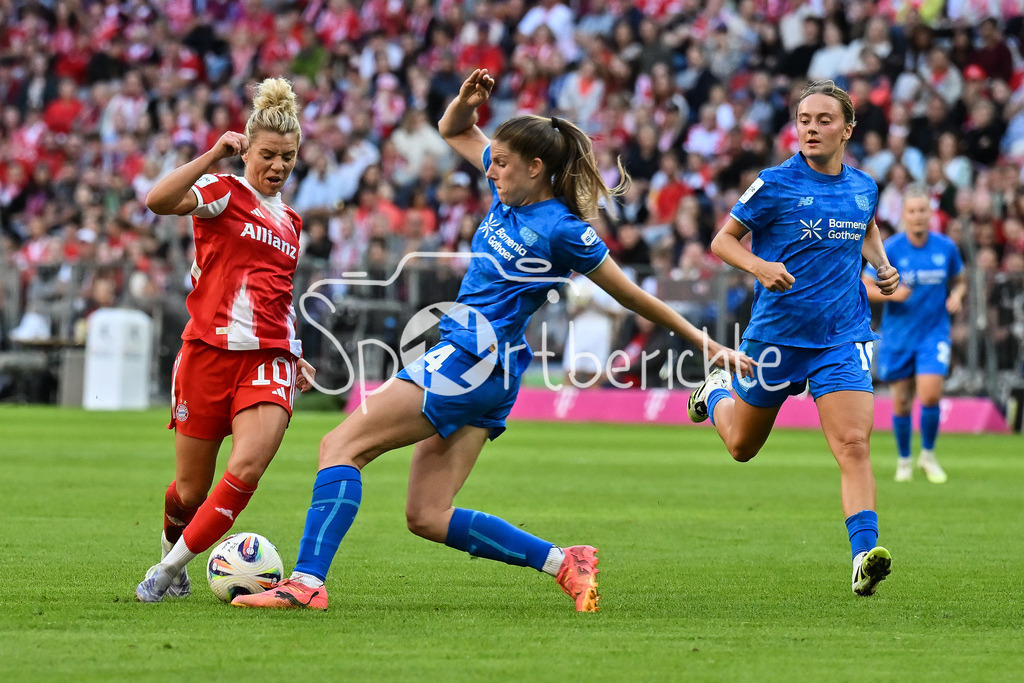 FC Bayern München - Bayer 04 Leverkusen | im Duell Linda DALLMANN (FCB #10) und Lilla TURANYI (Bayer Leverkusen Frauen 24) / Zweikampf / Google Pixel Frauen-Bundsliga: FC Bayern München - Bayer 04 Leverkusen; Allianz Arena am 06.09.2025