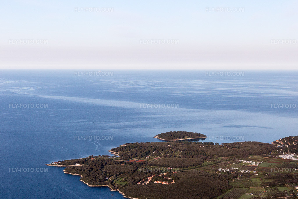 Aerial view: View of the town in Vrsar in the state Gespanschaft Istrien, Croatia. – Photo: IMG_106305.jpg taken on 04/14/2018 by Werner Riehm/FLY-FOTO.com – Resolution of the original: 5472 x 3648 px