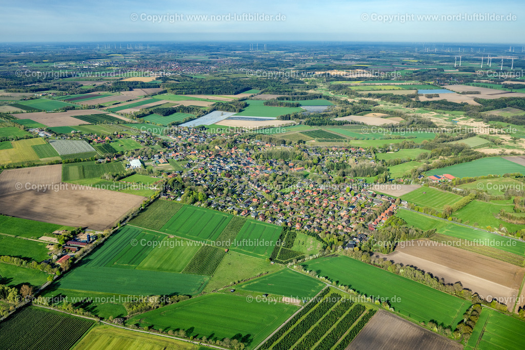 Bliedersdorf_ELS_4909010523 | BLIEDERSDORF 01.05.2023 Ortsansicht am Rande von landwirtschaftlichen Feldern und Nutzflächen in Bliedersdorf im Bundesland Niedersachsen, Deutschland. // Village view on the edge of agricultural fields and land in Bliedersdorf in the state Lower Saxony, Germany. Foto: Martin Elsen