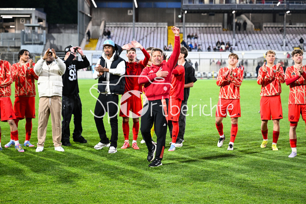 FC Bayern Amateure - Türkgücü München | Die Spieler der Bayern Amateure feiern zusammen mit den Fans nach dem letzten Heimspiel der Saison / Regionalliga Bayern: FC Bayern Muenchen II - Tuerkguecue Muenchen, Gruenwalder Stadion am 09.05.2025 / Holger SEITZ Cheftrainer FC Bayern München II