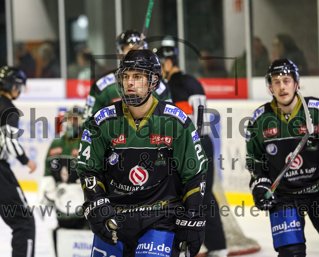 2023-03-03_034_TSV_Erding_gegen_ESC_Kempten | Erding, Deutschland, 03.03.2023:
Eishockey, Bayernliga Playoffs 2022 / 2023, Viertelfinale, TSV Erding gegen ESC Kempten, Endergebnis: 9:3

Lukas Krämmer (Erding Gladiators, #24)

Foto: Christian Riedel / fotografie-riedel.net