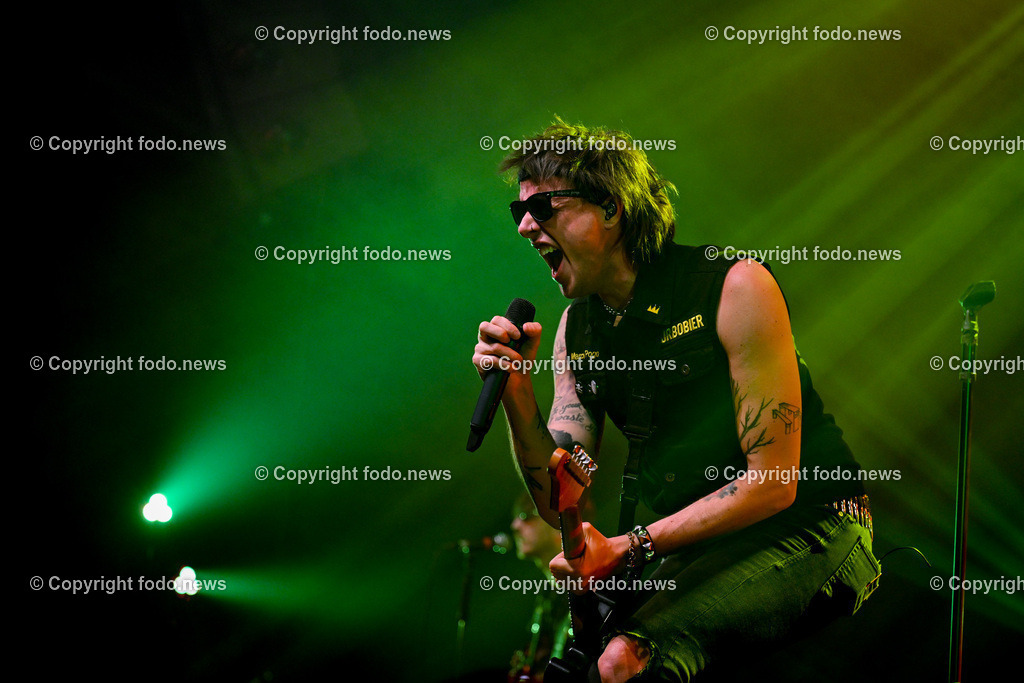 Posthof_ Turbobier_ Konzert_ 15.03.2024-21 | 15.03.2024, Linz, AUT, Posthof, Konzert Turbobier, im Bild Marco Pogo alias Dominik Wlazny (Saenger, Konzepter und Songwriter,  Gitarrist der oesterreichischen Punk-Rock-Band Turbobier, weiters Politiker der Bierpartei, Bezirksrat in Wien Simmering, Praesidentschaftskandidat, Arzt, Mediziner)