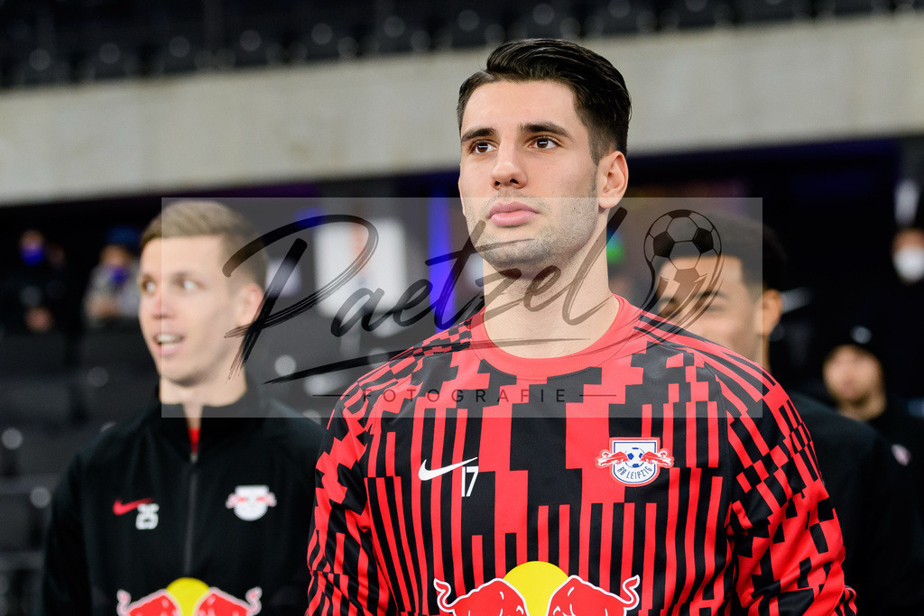 BSCRBL20220220_244 | Fussball, Herren: Dominik Szoboszlai (RB Leipzig) schaut bei dem Spiel der 1. Bundesliga zwischen Hertha BSC und RB Leipzig im Olypiastadion am 20.02.2022 in Berlin, Deutschland.DFB / DFL REGULATIONS PROHIBIT ANY USE OF PHOTOGRAPHS AS IMAGE SEQUENCES AND/OR QUASI-VIDEO. - Realisiert mit Pictrs.com
