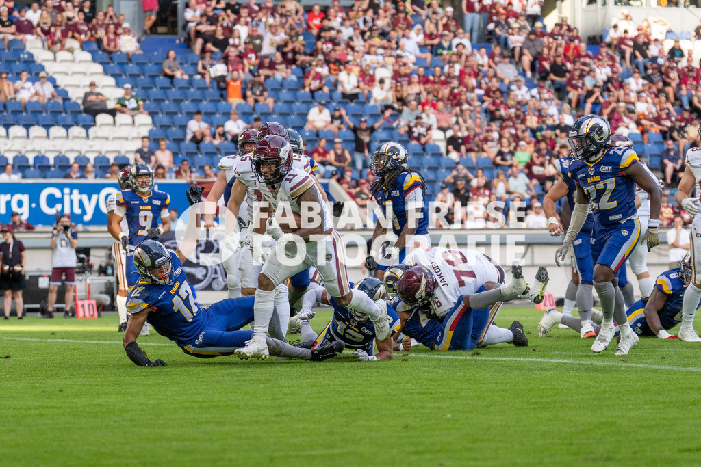GER Rhein Fire vs. Alpine Rams, American Football, AFLE, Saison 2026, 01.08.2026 | Jonathan Scott (Rhein Fire, #11) auf dem Weg in die Endzone der Alpine Rams, GER Rhein Fire vs. Alpine Rams, American Football, AFLE, Saison 2026, 01.08.2026Foto: Eibner-Pressefoto/Fabian Friese - Realisiert mit Pictrs.com