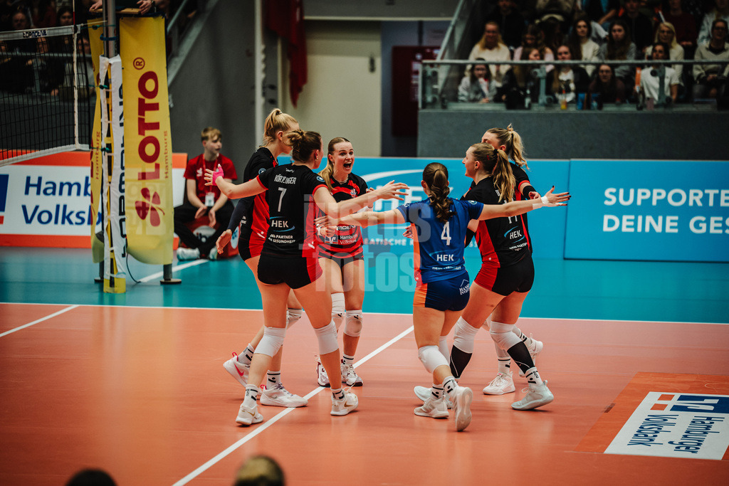 Volleyball | Frauen | Saison 2025/2026 | Volleyball Bundesliga | ETV Hamburger Volksbank Volleys vs. VC Wiesbaden | 14.03.2026 | ETV jubelt, in der Mitte Zoe Konjer (#8, ETV Hamburger Volksbank Volleys)