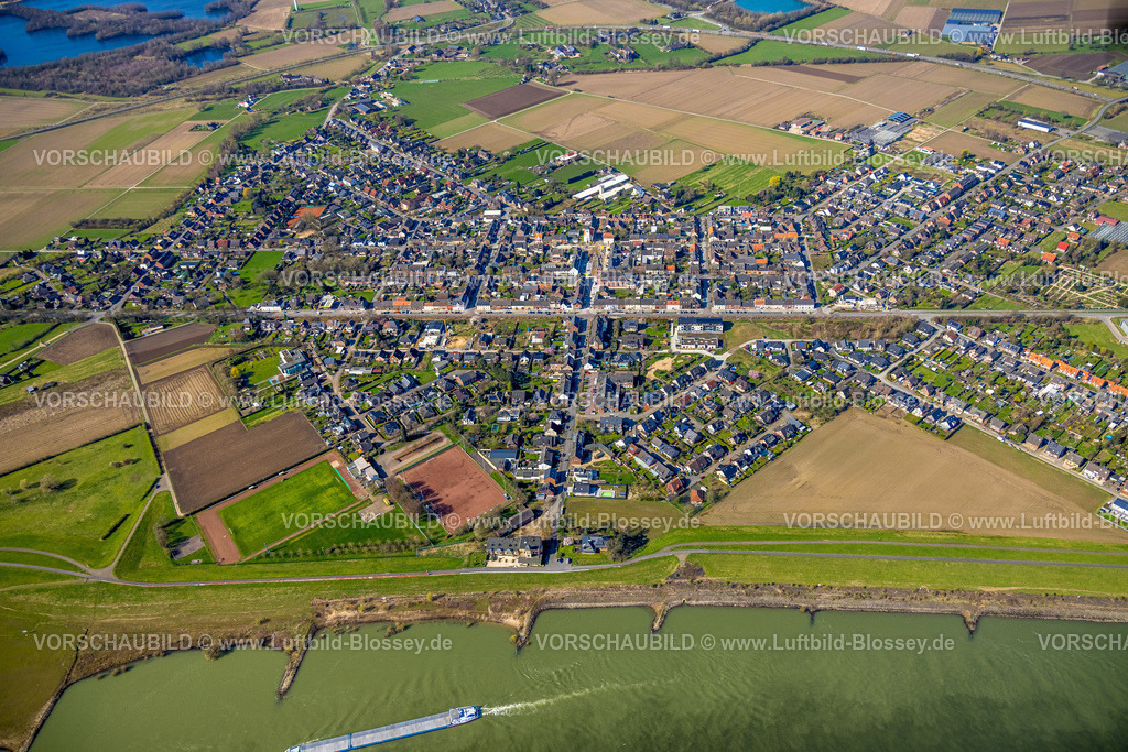 Wesel240310851Buederich | Luftbild, Wohngebiet Ortsansicht Ortsteil Büderich mit Venloer Straße, Innenstadt mit kath. Pfarrkirche St. Peter und Baustelle und Umbau mit Straßenbauarbeiten am Marktplatz, Umland mit Wiesen und Feldern, Büderich, Wesel, Nordrhein-Westfalen, Deutschland