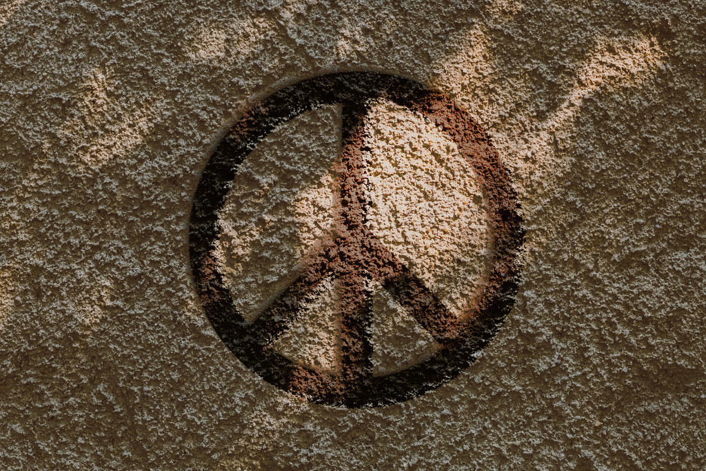 Peace Zeichen | Das Friedenszeichen stellt zwei Zeichen aus dem Flaggenalphabet dar: N für nuclear (nukleare) und D für disarmament (Abrüstung).