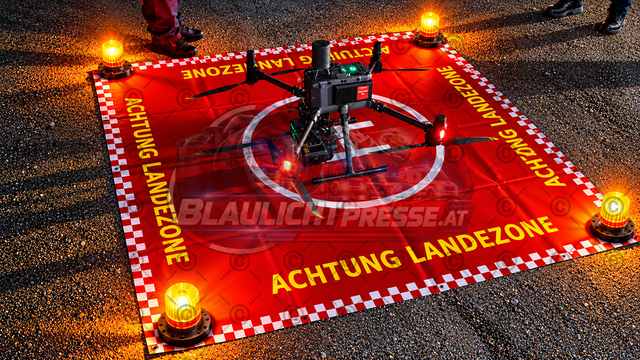 Drohne in der Landezone | Feuerwehrdrohne in der Landezone - Realisiert mit Pictrs.com