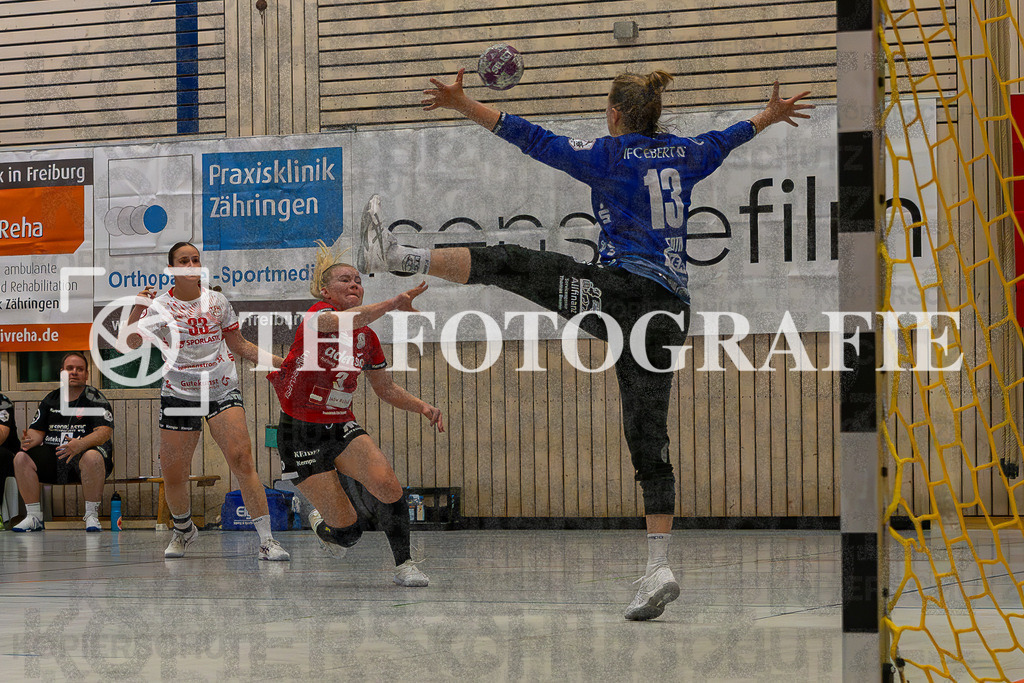 DEU, HSG Freiburg - TG Nuertingen, Handball, 2. Handball-Bundesliga, Saison 2023/2024, 04. Spieltag, Saison 2023/2024, 07.10.2023 | Hannah Person (HSG Freiburg, #03) beim Wurf auf das Tor von Christine Foth (TG Nuertingen, #13)

DEU, HSG Freiburg - TG Nuertingen, Handball, 2. Handball-Bundesliga, Saison 2023/2024, 04. Spieltag, Saison 2023/2024, 07.10.2023

Foto: Eibner-Pressefoto/Thomas Hess