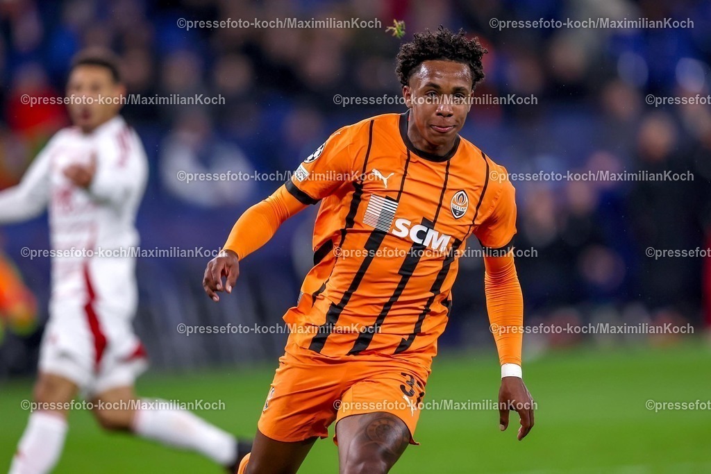 UCL22012501010 | 22.01.2025, Fußball, UEFA Champions League, Schachtar Donezk - Stade Brestois 29, Arena AufSchalke Gelsenkirchen, 7. Spieltag Saison 2024 2025: Torschütze Kevin (Schachtar Donezk #37) trifft zum 1:0 und steht jubelnd auf dem spielfeld