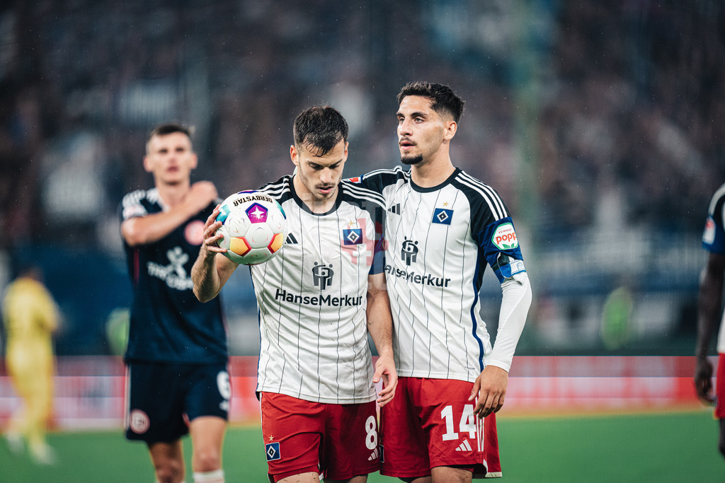 Fußball | Männer | Saison 2023/2024 | 2. Fußball-Bundesliga | Hamburger SV vs. Fortuna Düsseldorf | 29.09.2023 | v.l. Laszlo Benes (#8, HSV) und Ludovit Reis (#14, HSV)