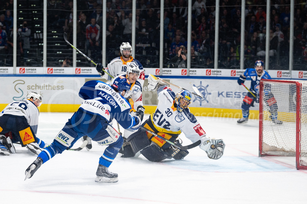 Swiss National League Final Game 2: ZSC Lions - EV Zug | 20.04.2022, Zürich, Hallenstadion, Swiss National League Final Game 2: ZSC Lions - EV Zug, #62 Denis Malgin (ZSC) erzielt das entscheidende 2:1. - Realisiert mit Pictrs.com