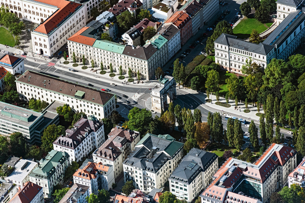 dr__0093014.jpg | MüNCHEN 01.10.2021 Triumphbogen mit Quadriga des Siegestores an der Ludwigstraße und Leopoldstraße in München im Bundesland Bayern, Deutschland. // Triumphal arch with quadriga of the victory gate on Ludwigstrasse and Leopoldstrasse in Munich in the state Bavaria, Germany. Foto: Daniel Reiter