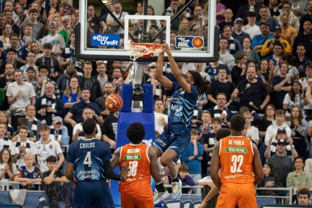 04.05.2024, easy Credit BBL, Basketball Bundesliga, 32. Spieltag: MLP Academics Heidelberg gegen Ratiopharm Ulm (Endstand 57:73). Isaiah Whaley mit dem Korb für Heidelberg | 04.05.2024, easy Credit BBL, Basketball Bundesliga, 32. Spieltag: MLP Academics Heidelberg gegen Ratiopharm Ulm (Endstand 57:73). Isaiah Whaley mit dem Korb für Heidelberg - Realisiert mit Pictrs.com