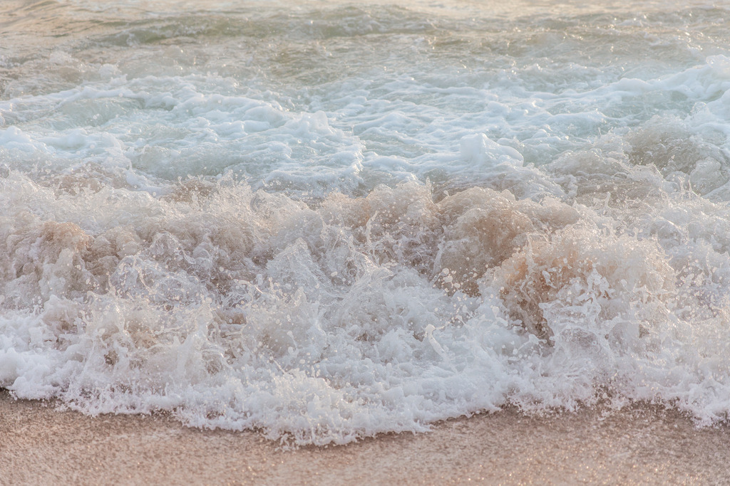 Angekommen auf Sylt | Die letzten Centimeter einer Welle, die über die Nordsee nach Sylt kam. - Realisiert mit Pictrs.com