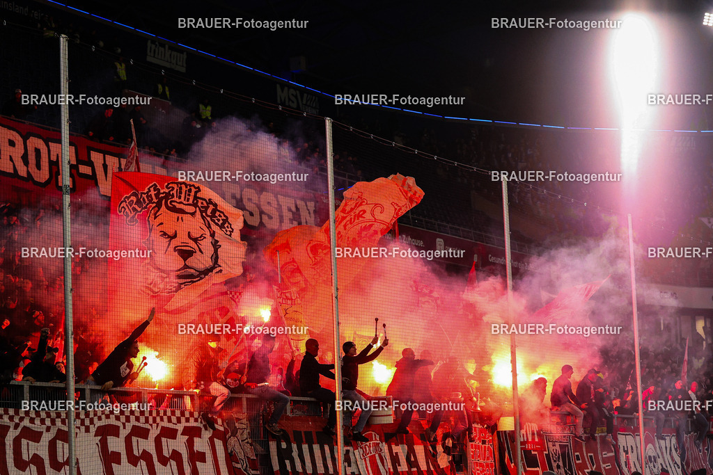 MSV Duisburg - Rot-Weiss Essen  | Duisburg, Deutschland, 26.10.2025 Fans von Rot-Weiss Essen zünden Pyro im Fanblock  während des 3.Liga Spiels zwischen MSV Duisburg und Rot-Weiss Essen in der Schauinsland-Reisen-Arena am 26.10.2025 in Duisburg (Foto von Timo Bluhmki-Schmidt/ Brauer Fotoagentur