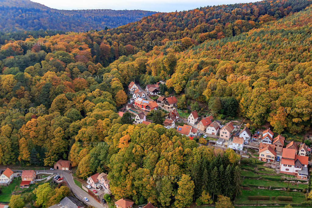 Luftbild: Rue du Tribunal in Oberbronn im Bundesland Bas-Rhin in Frankreich. – Foto: IMG_084778.jpg vom 24.10.2015 durch Werner Riehm/FLY-FOTO.de – Auflösung des Originals: 5472 x 3648 px